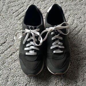 UGG women's walking shoes sneakers 8.5 dark green